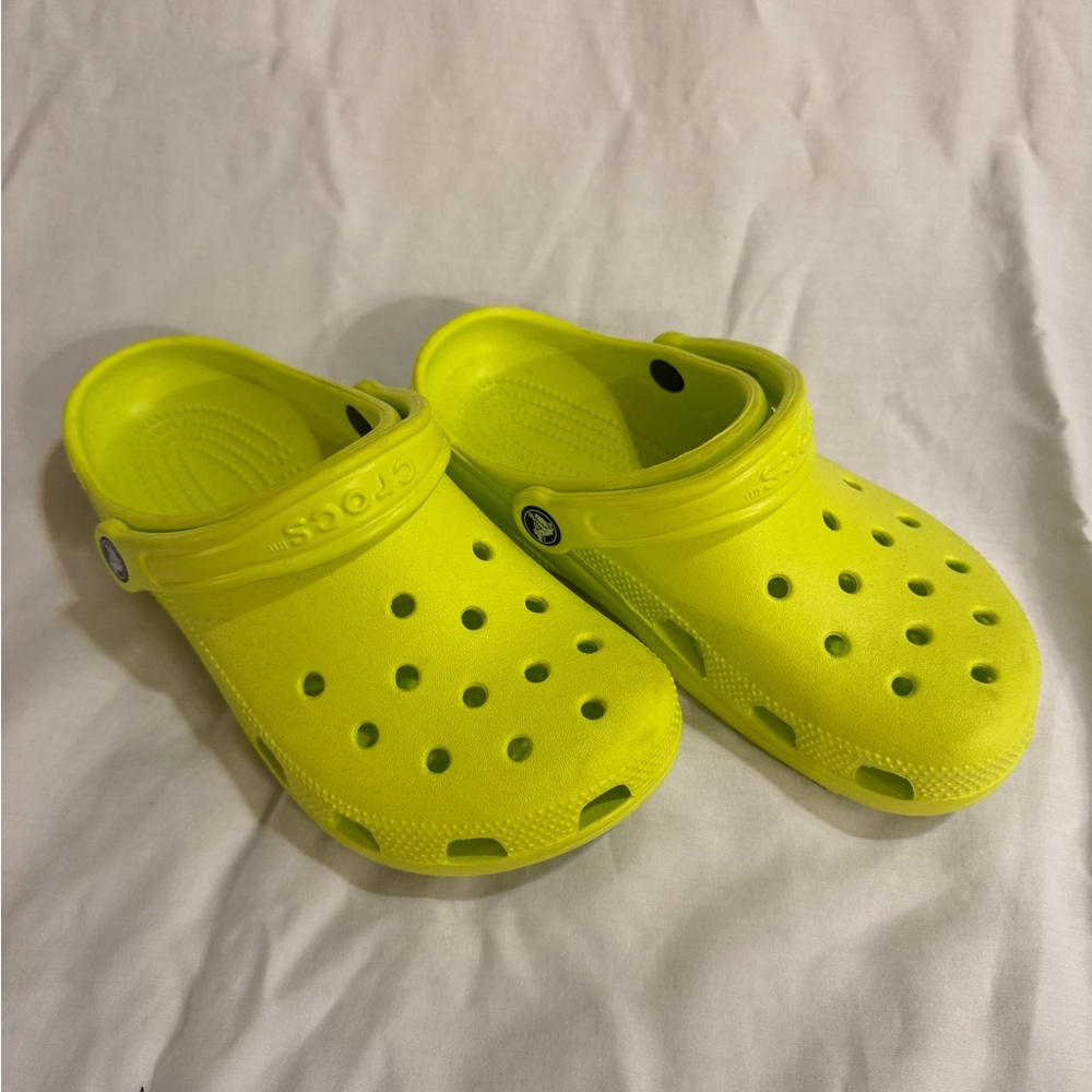 Neon yellow/ green crocs Women’s 7/ Men’s 5